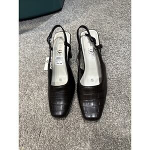 New With Tags Highlights Women’s Size 7 Wide Brown Heeled Shoe